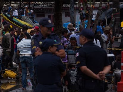 Guardas civis diante da cracol&acirc;ndia no centro de S&atilde;o Paulo.