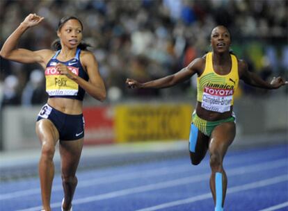 Allyson Felix levanta el puño al sentirse vencedora frente a Verónica Campbell-Brown.