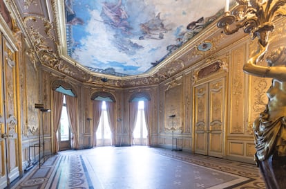 La Sala Cervantes, antigua sala de música del Palacio de Linares, llena de detalles rococó .