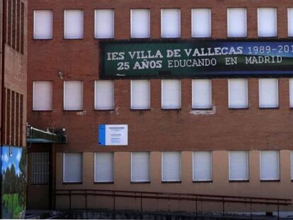 Fachada del IES Villa de Vallecas, en Madrid.