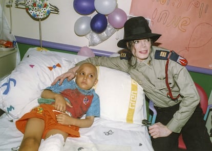 Michael Jackson, en 1993 en un hospital para niños enfermos. El cantante solía visitar a niños pobres o enfermos. Según algunas estimaciones, el cantante donó durante su carrera 400 millones de dólares a decenas de asociaciones pacifistas, defensoras de los derechos de los animales o comprometidas con la defensa de los niños. En esta imagen la piel de Jackson, al que en 1986 le diagnosticaron vitiligo, ya había perdido la pigmentación.