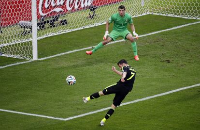 David Villa dispara a la porter&iacute;a australiana, defendida por Mathew Ryan.