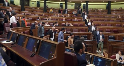 Diputados de Unidos Podemos, ERC y PDeCAT abandonan el hemiciclo parlamentario.