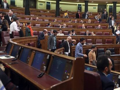 Diputados de Unidos Podemos, ERC y PDeCAT abandonan el hemiciclo parlamentario.