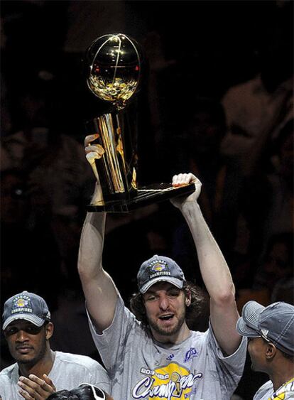 Gasol levanta el trofeo de campeón de la NBA.