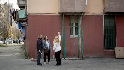 Andrés Gascón, Silvia Liso y Montse Gascón hablan, la semana pasada, junto a un balcón apuntalado en una finca del barrio del Besòs, donde abundan balcones agrietados y donde se ha aplicado medidas cautelares (con redes) desde hace años.