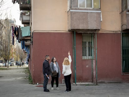 Andrés Gascón, Silvia Liso y Montse Gascón hablan, la semana pasada, junto a un balcón apuntalado en una finca del barrio del Besòs, donde abundan balcones agrietados y donde se ha aplicado medidas cautelares (con redes) desde hace años.