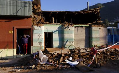 Un residente junto a los restos de una casa destrozada tras el terremoto en la ciudad de Santiago (Chile).