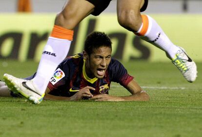 Neymar se duele de un golpe.