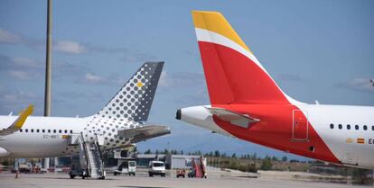 Colas de aviones de Vueling e Iberia, ambas del holding IAG.