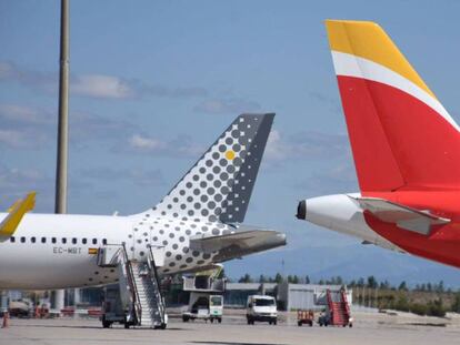 Colas de aviones de Vueling e Iberia, ambas del holding IAG.