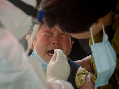 Test de covid a un niño en Hangzhou, China, el 16 de marzo.
