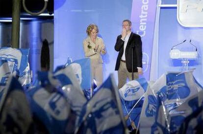 La presidenta de la Comunidad, Esperanza Aguirre, y el alcalde de Madrid, Alberto Ruiz-Gallardón (ambos candidatos a revalidar el cargo), abren la campaña en la sede del PP en la calle Génova de Madrid.