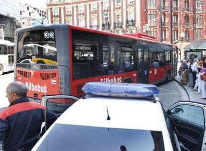 La Ertzaintza vigila una parada de Bilbobus durante una jornada de huelga en junio.
santos cirilo