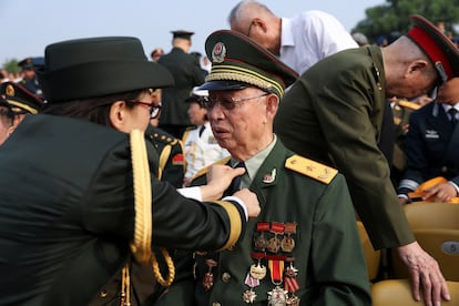 Un veterano se prepara antes del desfile.
