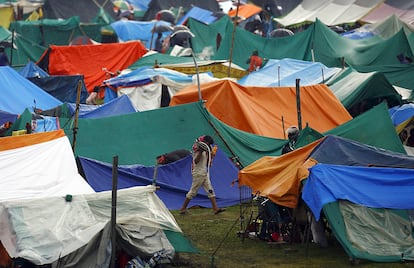 Os parques e os terrenos baldios na capital nepalesa estão ocupados por tendas de melhor ou pior qualidade, levantadas por aqueles que perderam suas casas ou temem perdê-las em novas réplicas. Na imagem, tendas em Katmandu (Nepal), em 28 de abril de 2015.