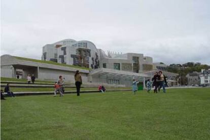 Vista exterior del Parlamento de Escocia en Edimburgo, del estudio Miralles-Tagliabue, que obtuvo <i>ex aequo</i> el primer premio ArqCatMón.