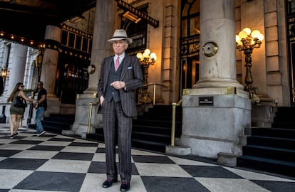 El escritor y periodista Gay Talese, esta semana frente al Hotel Plaza de Manhattan (Nueva York).