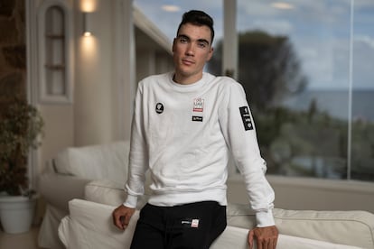 Juan Ayuso, ciclista del equipo UAE, fotografiado en el hotel Eden Roc de Barcelona.