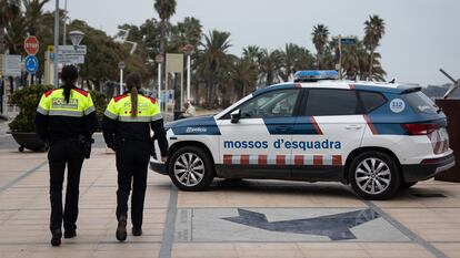 Dos 'mossas' patrullan en el paseo marítimo de Cambrils (Tarragona), en una imagen de 2021.