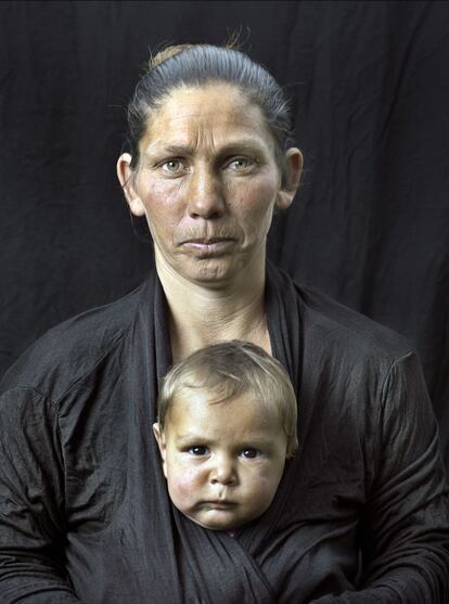 María y su hijo Isaac, una madre de rostro curtido y mirada intensa.