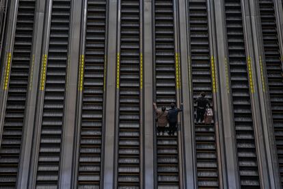 Varias personas en las escaleras mecánicas de la estación de Pekín, este miércoles.