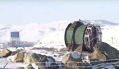 Un ventilador para tratar de despejar la nube de contaminación en Sibai.