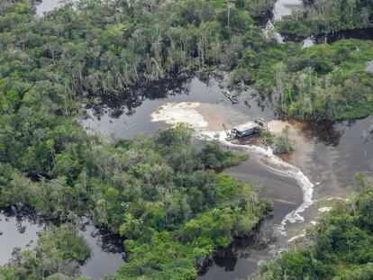 Una embarcación minera extrayendo oro ilegalmente de las aguas del río Puré, en el Amazonas, en la frontera entre Colombia y Brasil, el 3 de abril de 2022.