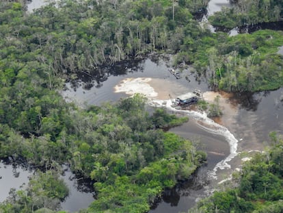 Una embarcación minera extrayendo oro ilegalmente de las aguas del río Puré, en el Amazonas, en la frontera entre Colombia y Brasil, el 3 de abril de 2022.