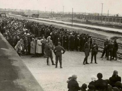 Los SS realizan la selección de los judíos destinados a morir inmediatamente en las cámaras de gas en el andén de Auschwitz.