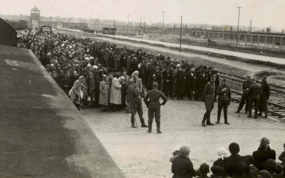 Los SS realizan la selección de los judíos destinados a morir inmediatamente en las cámaras de gas en el andén de Auschwitz, en una imagen que pertenece al llamado 'Álbum de Auschwitz', conservado en el Yad Vashem.