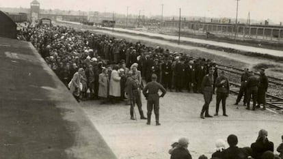 Los SS realizan la selección de los judíos destinados a morir inmediatamente en las cámaras de gas en el andén de Auschwitz.