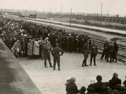 Membros da SS escolhem os judeus destinados a morrer imediatamente nas câmaras de gás na plataforma de Auschwitz.