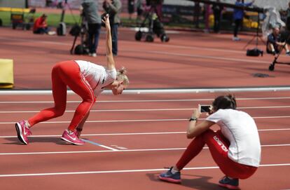 Dos atletas polacas se hacen fotos en el estadio Olímpico en la víspera de los Campeonatos del Mundo de Atletismo en Londres (Reino Unido).