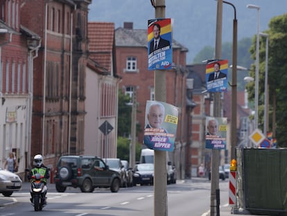 Una calle de Sonneberg, en el Estado federal de Turingia, con carteles del candidato de AfD, Robert Sesselmann, y del democristiano, Jürgen Köpper, el 26 de junio.