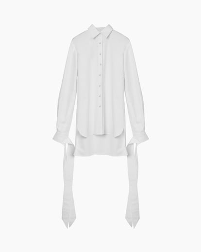 Nunca se tienen suficientes camisas blancas. Un básico que alcanza el estatus de icono gracias a este diseño de Carolina Herrera con botones de perla y puños extra largos. (Consultar precio).