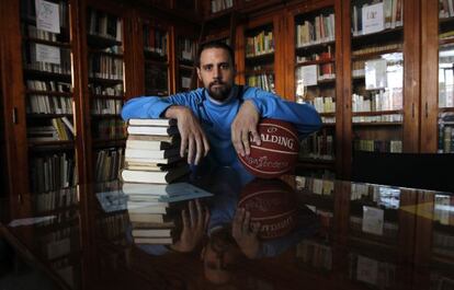 Germán Gabriel, en la biblioteca del Ramiro de Maeztu.
