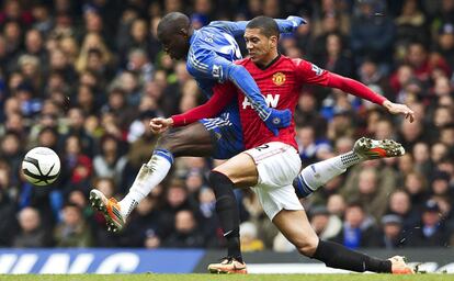 Demba Ba disputa el balón con Chris Smalling.