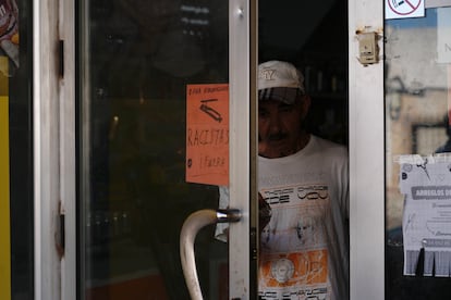 Un cartel contra el racismo en un comercio marroquí del barrio de San Antonio.