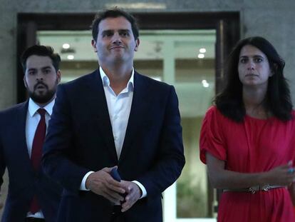 El líder de Ciudadanos, Albert Rivera, este lunes a su llegada al Congreso de los Diputados para reunirse con Pablo Casado.