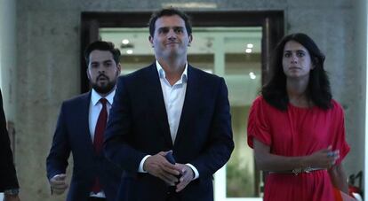 El líder de Ciudadanos, Albert Rivera, este lunes a su llegada al Congreso de los Diputados para reunirse con Pablo Casado.