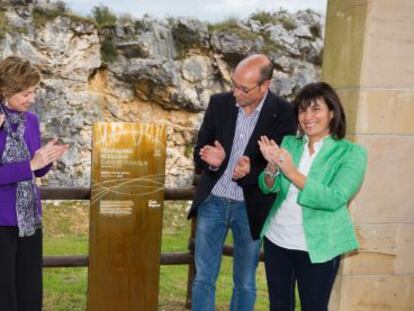 De izquierda a derecha, el director general de Petronor, Víctor Pérez de Guezuraga; la viceconsejera de Comercio y Turismo del Gobierno vasco, Itziar Epalza; el alcalde de Karrantza, Raúl Palacio y la diputada de Agricultura de Bizkaia, Irene Pardo, este martes en el acto de entrega de la placa que acredita a la cueva de Pozolagua como el Mejor Rincón 2013.