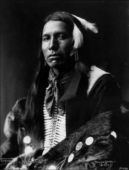 Jefe Yellow Shirt en 1898, miembro de los lakota.