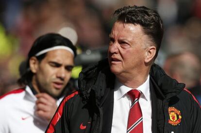 Van Gaal junto a Falcao durante un partido de United.