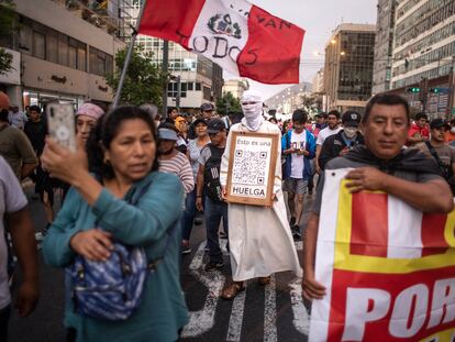 Manifestantes marchan en contra del Gobierno de la presidenta Dina Boluarte en Lima.