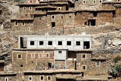 Virus de la Dependencia, inoculado; causante de la amnesia constructiva. Pueblo en la Cordillera del Atlas.