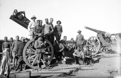 Imagen de oficiales posando con los cañones en la guerra de África. El capitán Bosch, apoyado en la rueda (izquierda).