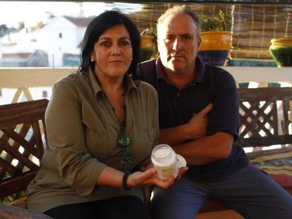 Gabriela Gonz&aacute;lez y Fernando Amador en su casa de Torrenueva de Motril (Granada) en octubre de 2012. 