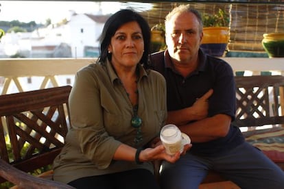 Gabriela González y Fernando Amador en su casa de Torrenueva de Motril (Granada) en octubre de 2012.