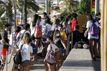 Grupo de estudiantes saliendo de la playa de El Arenal, en Palma de Mallorca.